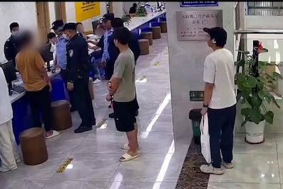 自投罗网！一涉嫌电诈男子窗口办证被广州警方当场抓获-白菜作业网-高质量白菜网-白菜社区